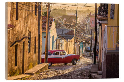 Tableau en bois Voiture classique à Trinidad, Cuba au coucher du soleil