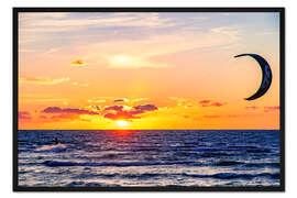 Gerahmter Kunstdruck Kite Surfer im Sonnenuntergang