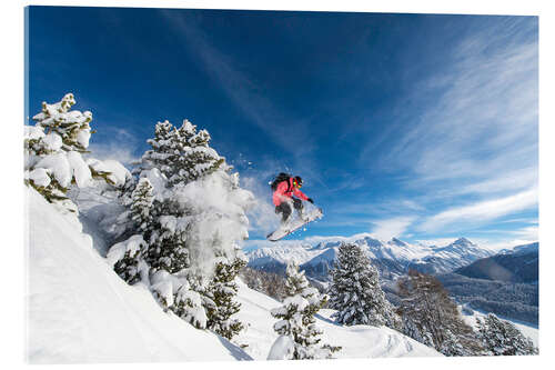 Cuadro de metacrilato Snowboarder salta sobre árboles