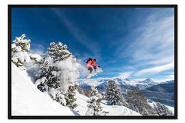 Gerahmter Kunstdruck Snowboarder springt über Bäume