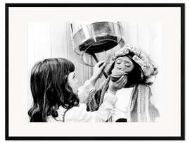 Plakat artystyczny premium w ramie Chimpanzee with hair curlers at the hairdresser