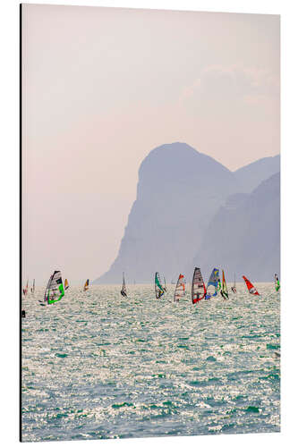 Cuadro de aluminio Windsurfista con velas de colores, Lago de Garda