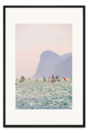 Gerahmter Kunstdruck Windsurfer mit bunten Segeln, Gardasee