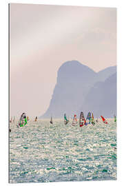 Quadro em plexi-alumínio Windsurfista com velas coloridas, Lago Garda