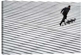 Leinwandbild Mann auf der La Grande Arche - Simon Frohn