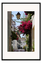 Gerahmter Kunstdruck Kleine Gasse mit blühender roter Bougainvillea