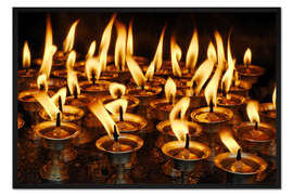 Gerahmter Kunstdruck Butterlampe brennt in einem Tempel