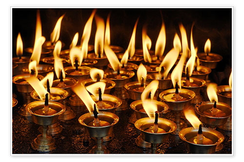 Poster Une lampe à beurre brûle dans un temple