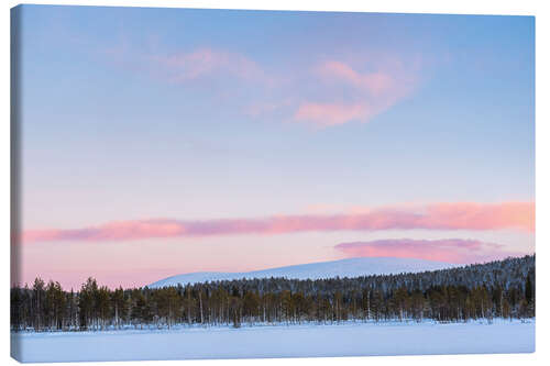 Leinwandbild Gefrorener See, Wald und Berge bei Sonnenuntergang