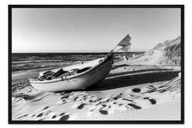 Gerahmter Kunstdruck Boote am Strand von Ahrenshoop, schwarzweiß