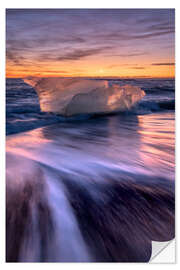 Vinilo para la pared Iceberg en la playa negra al amanecer.