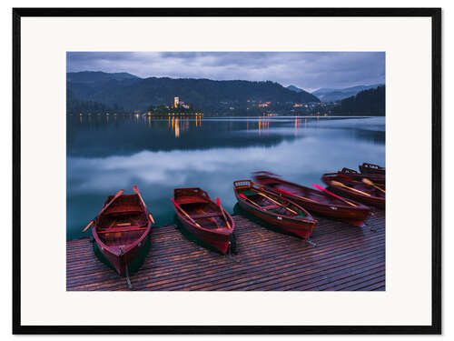 Plakat artystyczny premium w ramie Lake Bled Island and Church with Traditional Rowing Boats in Slovenia
