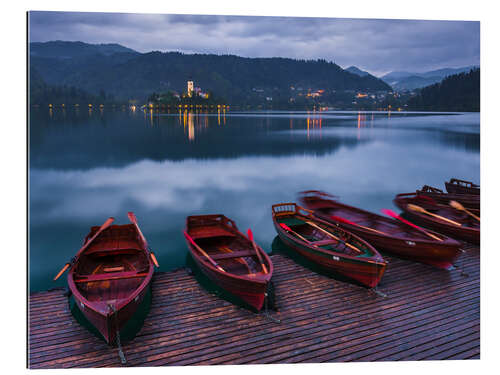 Cuadro de plexi-alu La isla y la iglesia del lago Bled con botes de remos tradicionales en Eslovenia