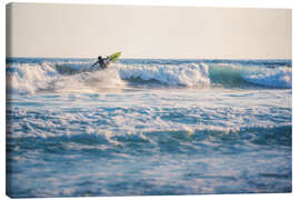 Leinwandbild Surfen im Ozean bei Sonnenuntergang - Matthew Williams-Ellis
