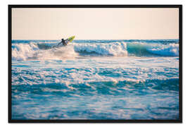 Gerahmter Kunstdruck Surfen im Ozean bei Sonnenuntergang