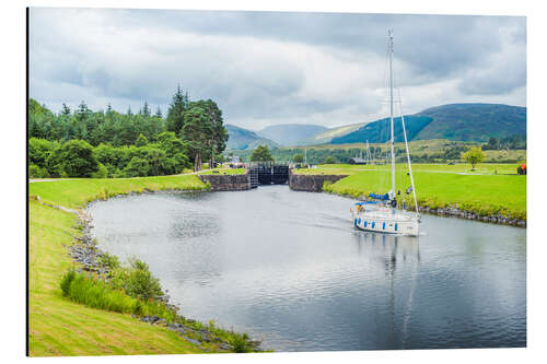 Aluminiumsbilde Sailing Boat in the Caledonian Canal in Scotland