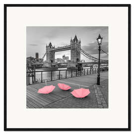 Ingelijste kunstdruk Three red umbrellas in London