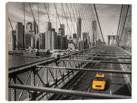 Holzbild Ein gelbes Taxi auf der Brooklyn Bridge