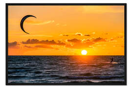 Gerahmter Kunstdruck Kitesurfer im Sonnenuntergang