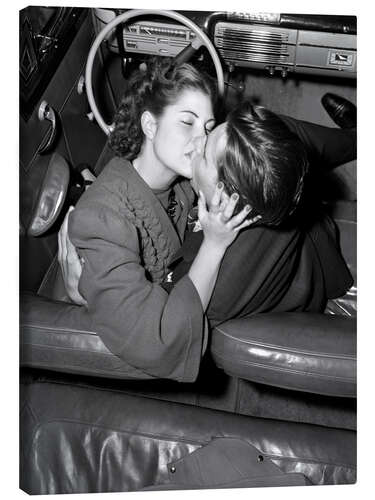 Canvas print Kisses in the drive-in theater