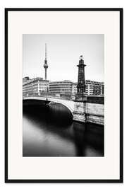 Gerahmter Kunstdruck Spree blickt auf Fernsehturm