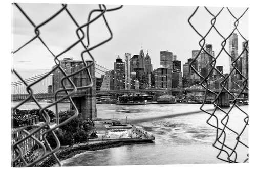 Acrylic print Black Manhattan - Between the fence