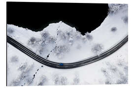 Aluminiumsbilde Car on the snow-covered mountain road