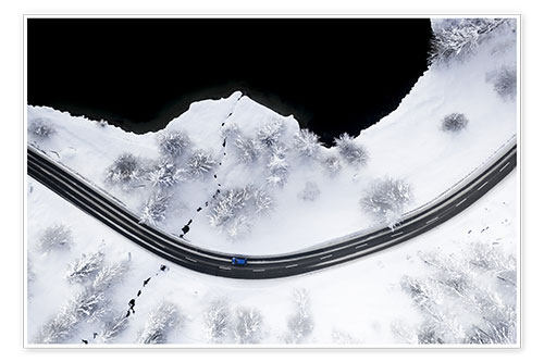 Póster Coche en la carretera de montaña cubierta de nieve