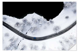 Selvklæbende plakat Car on the snow-covered mountain road