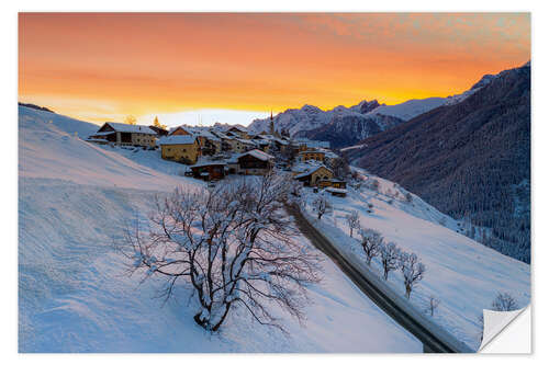 Autocolante decorativo Aldeia de montanha coberta de neve ao amanhecer, Suíça