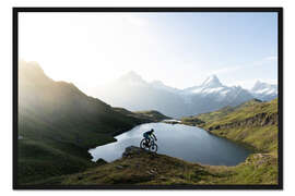 Gerahmter Kunstdruck Wanderer mit Mountainbike, Bachalpsee