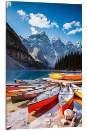 Aluminiumsbilde Colorful canoes at Moraine lake