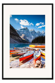 Gerahmter Kunstdruck Bunte Kanus am Moraine See