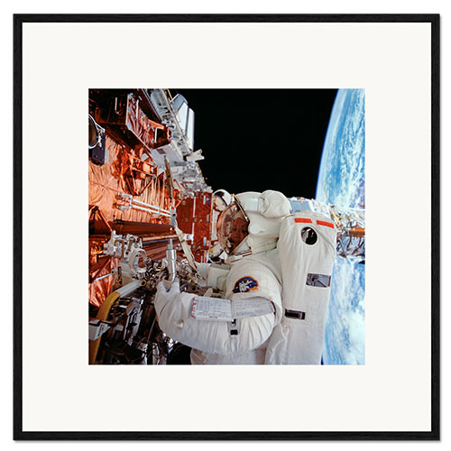 Ingelijste kunstdruk EVA Astronaut servicing the Hubble Space Telescope