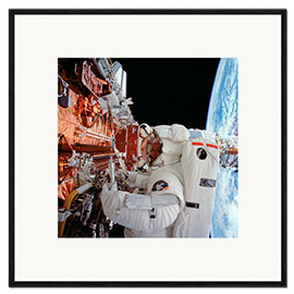 Ingelijste kunstdruk EVA Astronaut servicing the Hubble Space Telescope