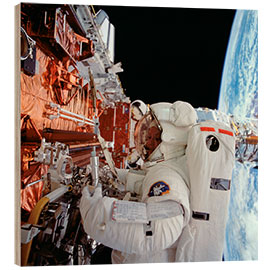 Obraz na drewnie EVA Astronaut servicing the Hubble Space Telescope