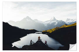 Vinilo para la pared Ciclistas de montaña en el lago Bachalpsee, en el Oberland bernés en Suiza