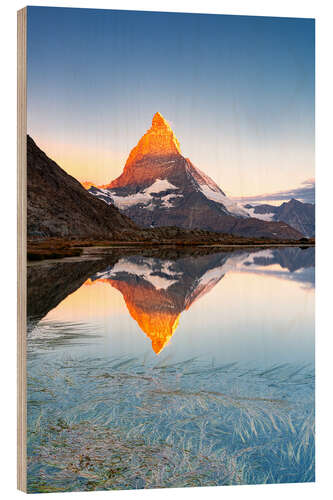 Holzbild Matterhorn bei Sonnenaufgang vom Riffelsee, Zermatt, Schweiz