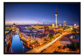 Gerahmter Kunstdruck Berlin: Blick auf Spree und Fernsehturm bei Nacht