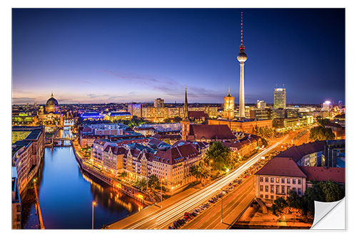 Selvklebende plakat Berlin: View of the Spree and the television tower at night