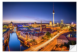 Selvklebende plakat Berlin: View of the Spree and the television tower at night