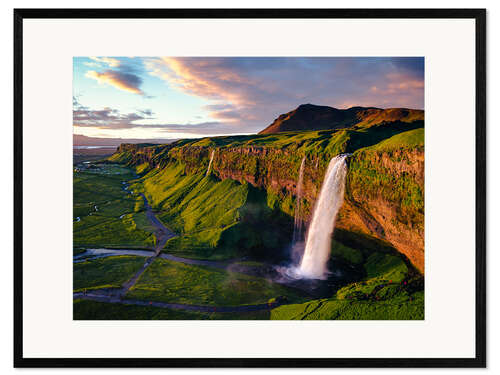 Kehystetty taidepainatus Midnight sun over the waterfall, Iceland