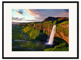 Kehystetty taidepainatus Midnight sun over the waterfall, Iceland