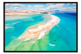 Gerahmter Kunstdruck Kitesurfen auf Wellen von Fuerteventura