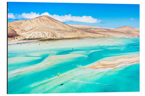 Tableau en aluminium Kitesurf dans la mer claire de Fuerteventura