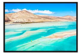 Gerahmter Kunstdruck Kitesurfen im klaren Meer von Fuerteventura