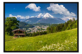 Gerahmter Kunstdruck Alpine Landschaft mit Hütte im Sommer mit Watzmann