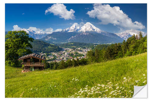 Vinilo para la pared Paisaje alpino con cabaña en verano con Watzmann