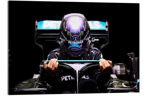 Quadro em plexi-alumínio Lewis Hamilton settles into his seat, 2021 Bahrain Grand Prix