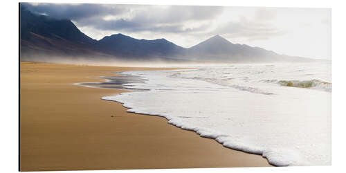 Tableau en aluminium Waves crashing on sand beach at sunset, Fuerteventura